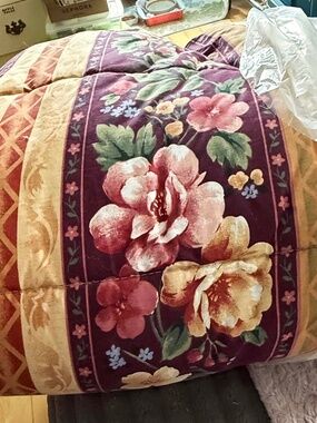 COMFORTER, MULTICOLOUR FLORAL WITH COLOURED BANDS, QUEEN SIZE, IN ORIGINAL PACKA